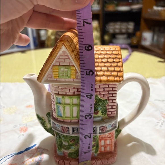 Vintage Charming Cottage Teapot with Floral Design - Picture 8 of 9